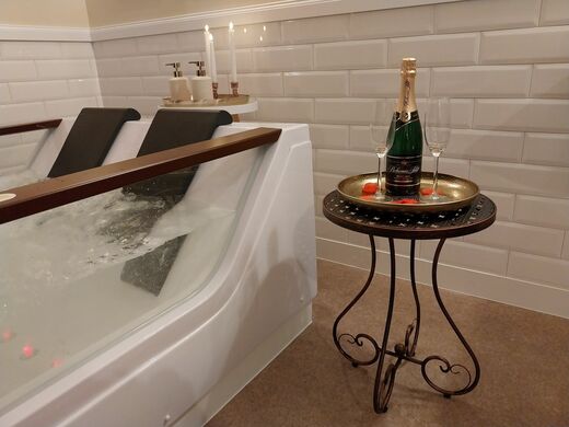 Sekt u vířivky - Wellness Puštík.jpg