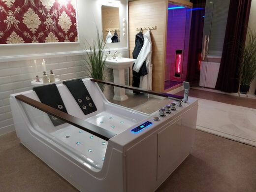 Wellness Puštík - Vířivá vana se saunou apartmánu Elegance.jpg