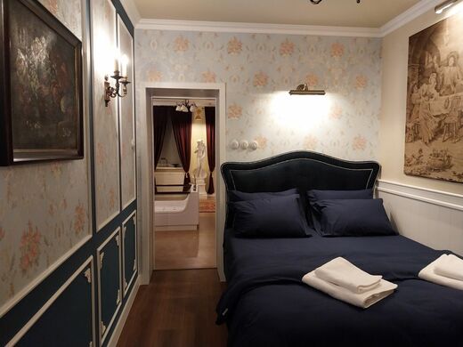 Zámecký apartmán Puštík - manželská postel.jpg