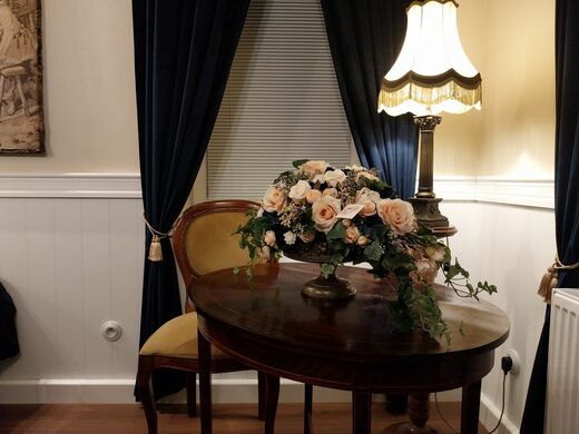 Zámecký apartmán Puštík - stůl.jpg