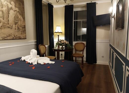 zámecký wellness - ložnice a snídaňový koutek.jpg