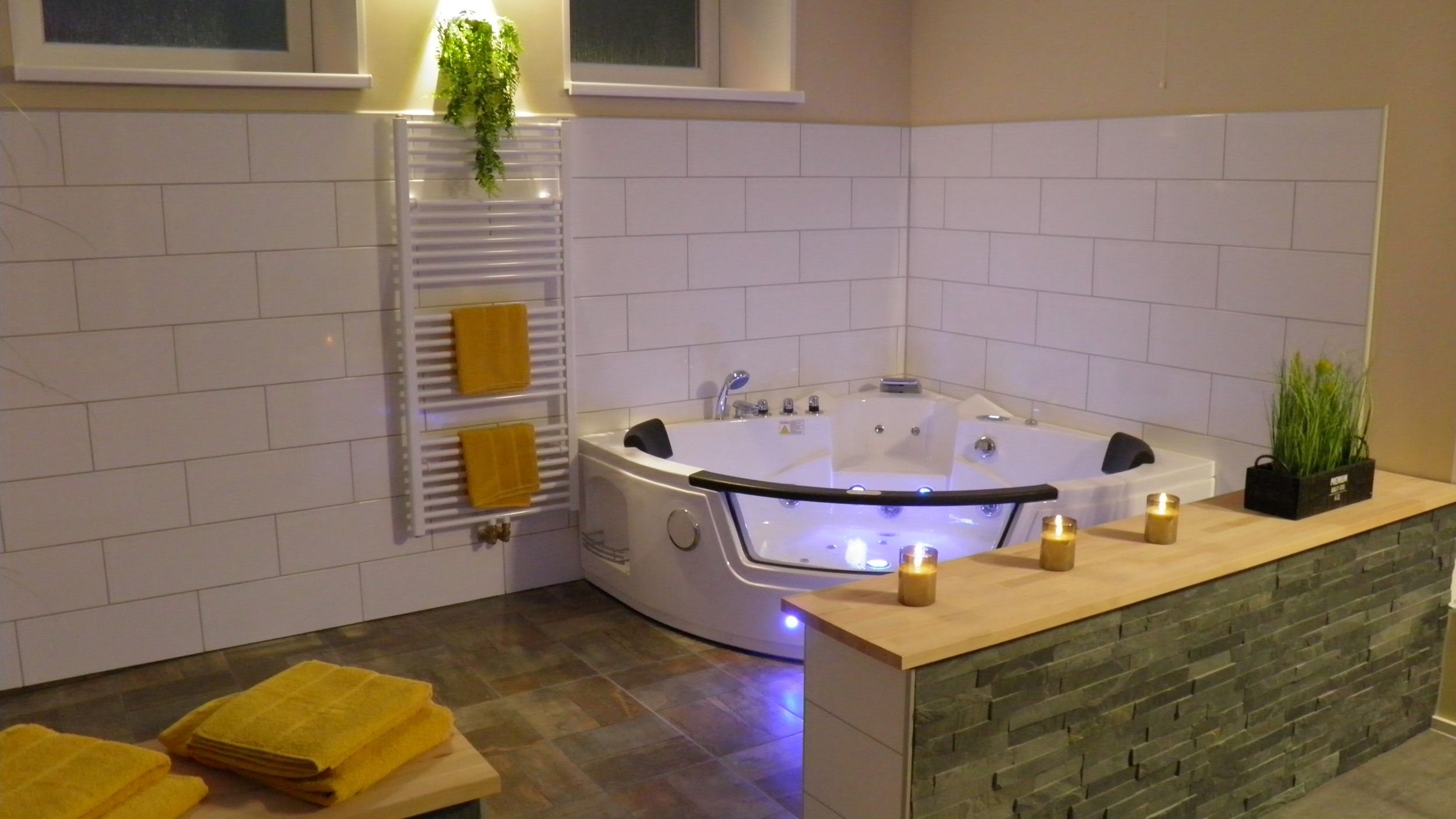 wellness apartmán Puštík - vířivka při svíčkách (2).jpg